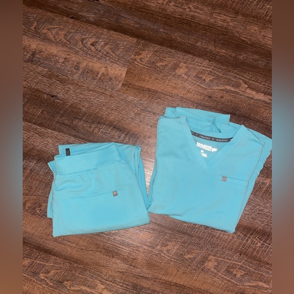 Fabletics scrub set - Picture 1 of 3